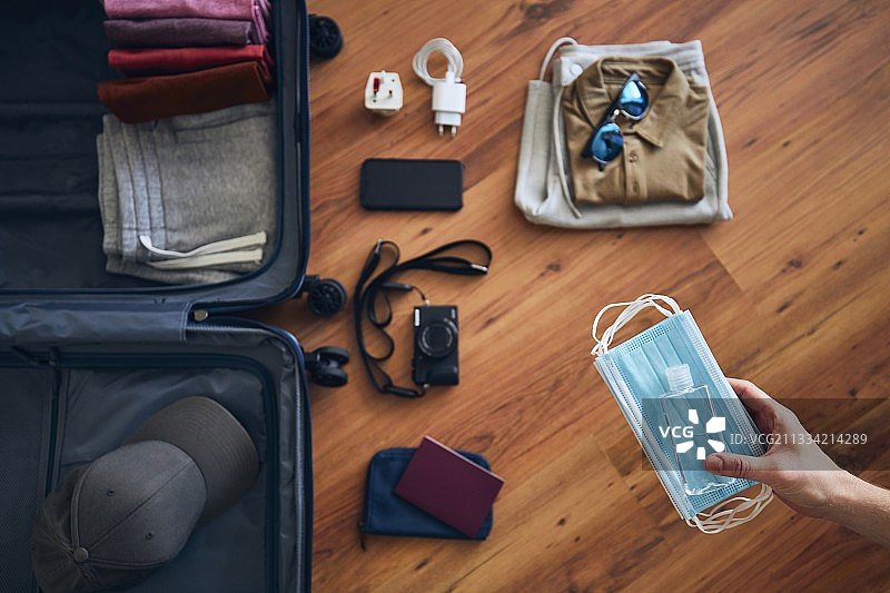 疫情期间，女人打包行李准备旅行图片素材