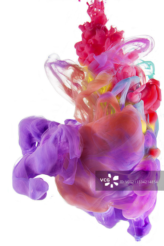 白色背景上的彩色烟雾特写图片素材