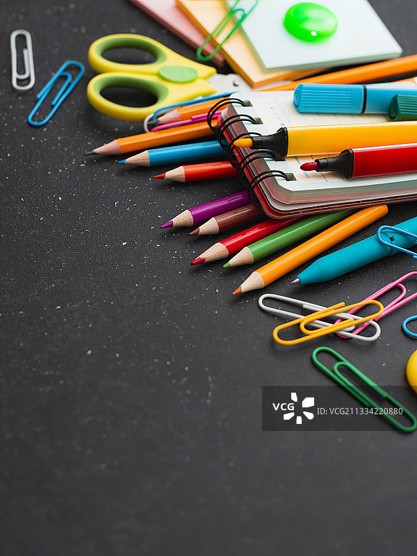 彩色铅笔桌面高角度视图图片素材