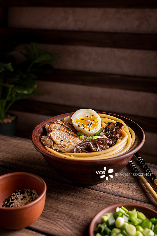 俄罗斯餐桌上的碗装食物高角度视图图片素材