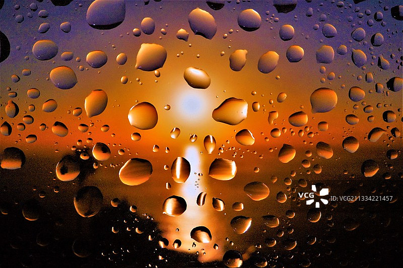 雨季期间潮湿玻璃窗的完整画面图片素材