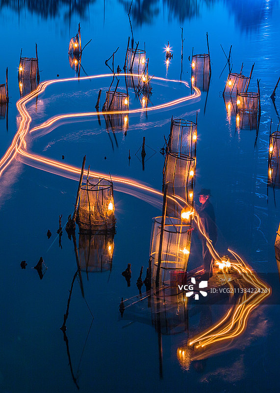 虾笼灯亮起来图片素材