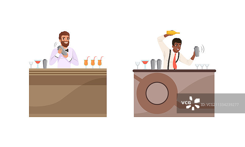 酒吧里酒保调制酒精鸡尾酒图片素材