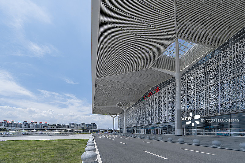 公路上的花都站全景图片素材