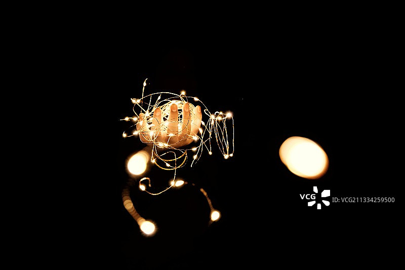 黑色背景下的照明设备特写图片素材