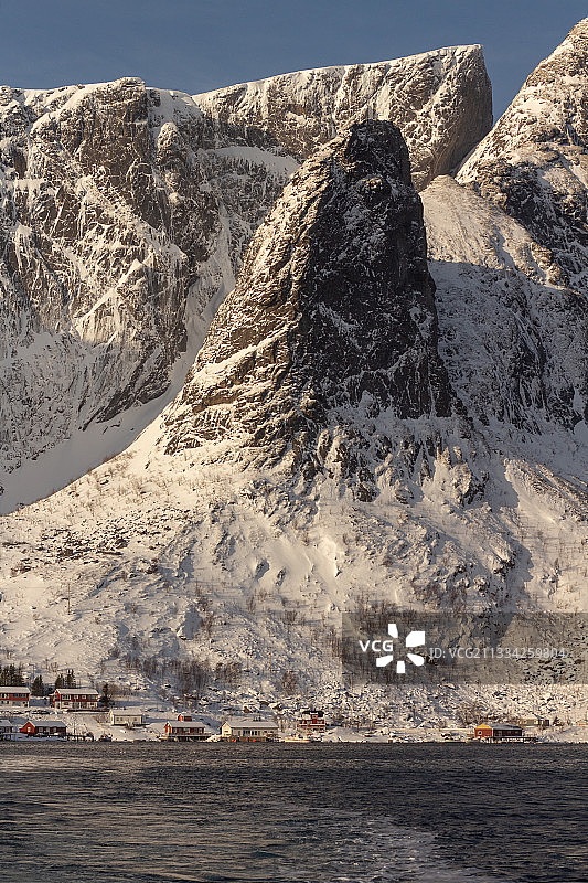 挪威罗弗敦群岛的雪山海景图片素材