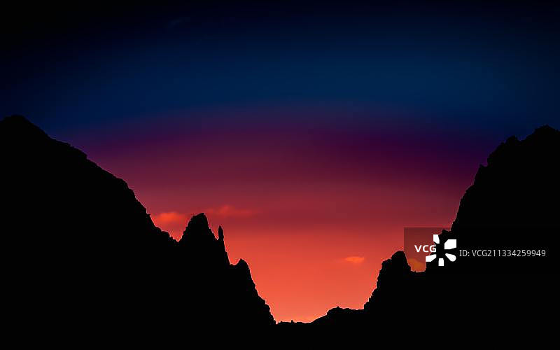 日落时分阿尔及利亚天空下的山脉轮廓图片素材