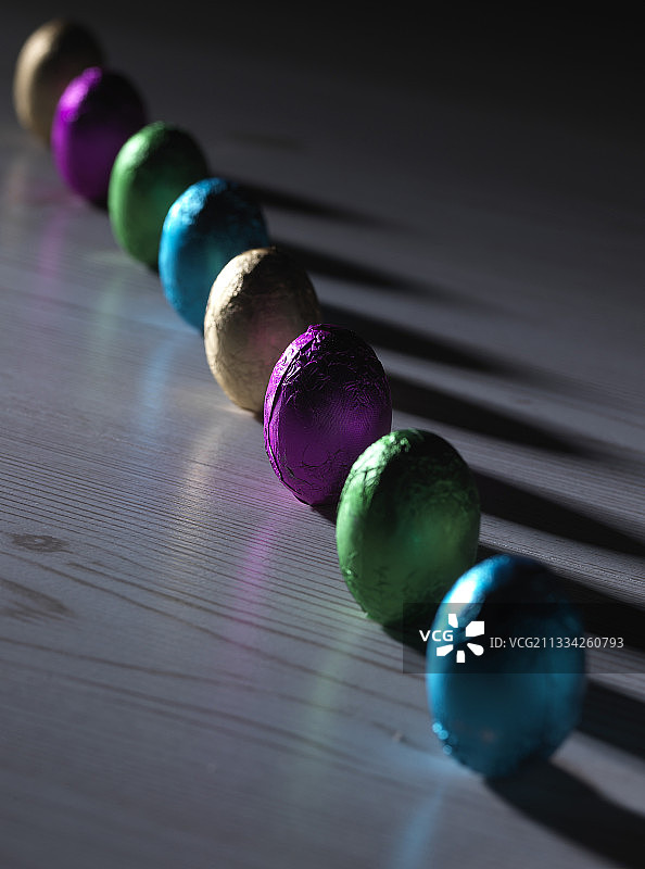 桌子上彩色复活节彩蛋巧克力特写图片素材