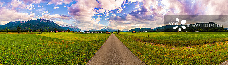 德国科chel的田野公路全景图片素材