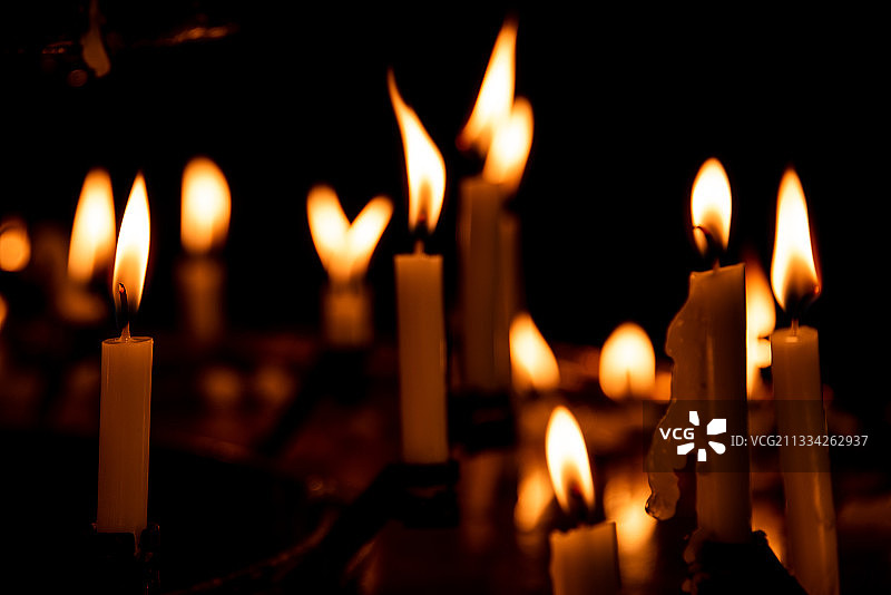德国慕尼黑暗房中燃烧的蜡烛特写图片素材