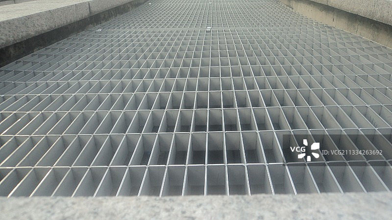 网格状炉篦的仰视角度图片素材