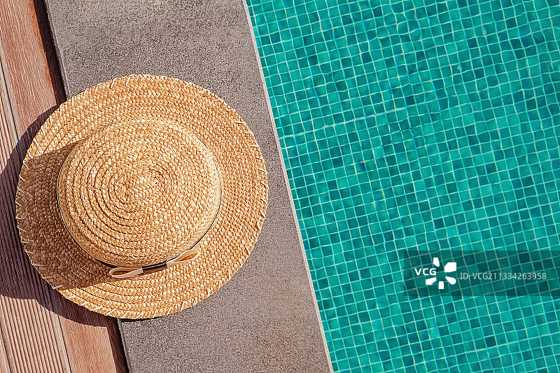 游泳池边的帽子俯视图图片素材