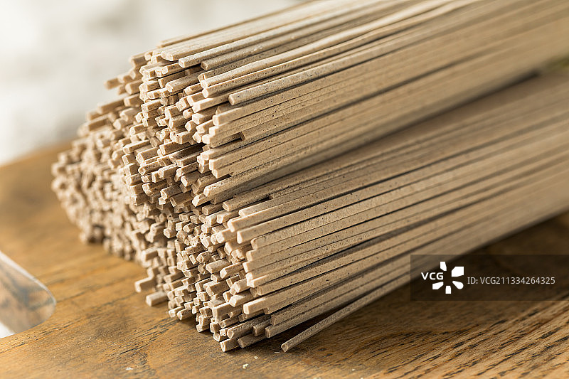 桌上的有机干荞麦面图片素材