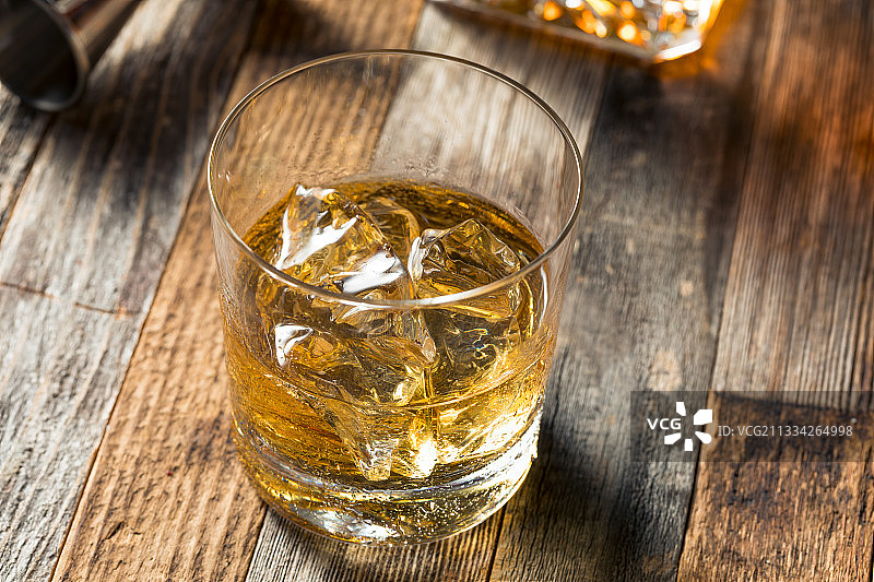 桌子上玻璃杯中威士忌特写图片素材