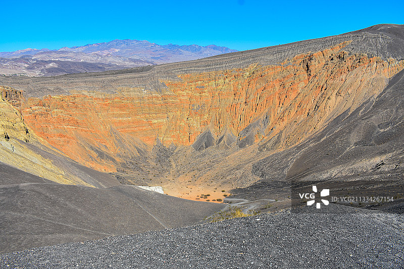 风景优美的山脉映衬着清澈的蓝天图片素材