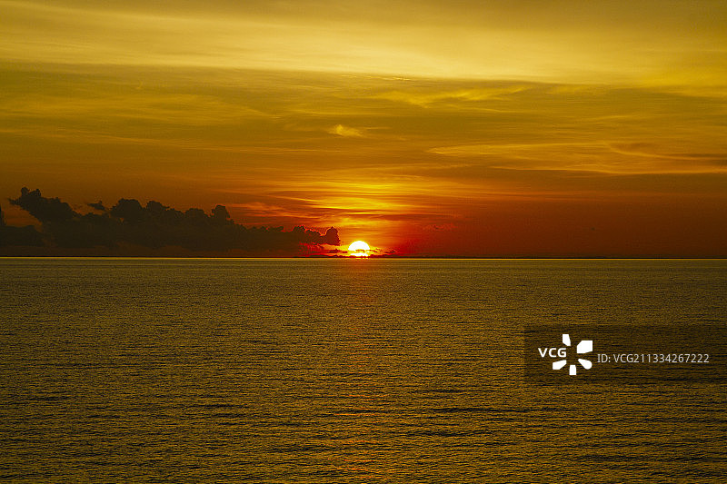 橙色天空下的海景，米苏尔，印度尼西亚图片素材