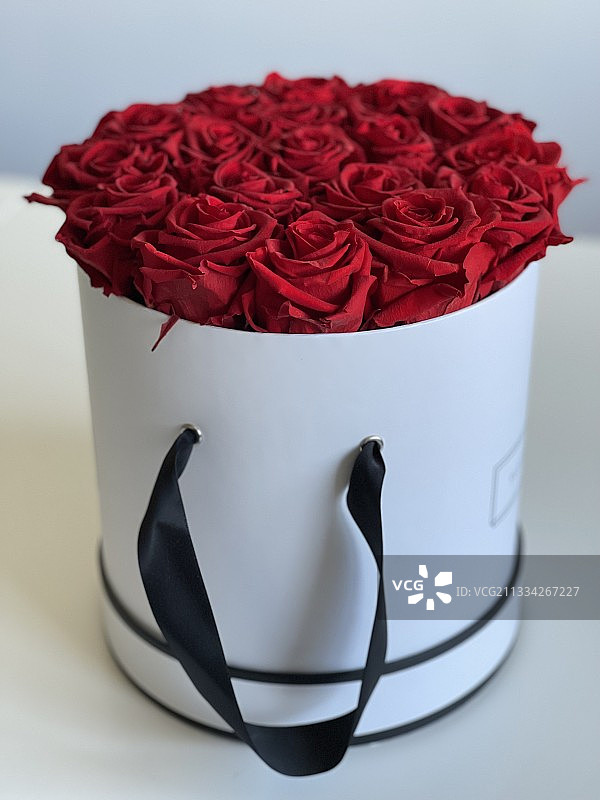 桌上容器中的玫瑰花特写图片素材