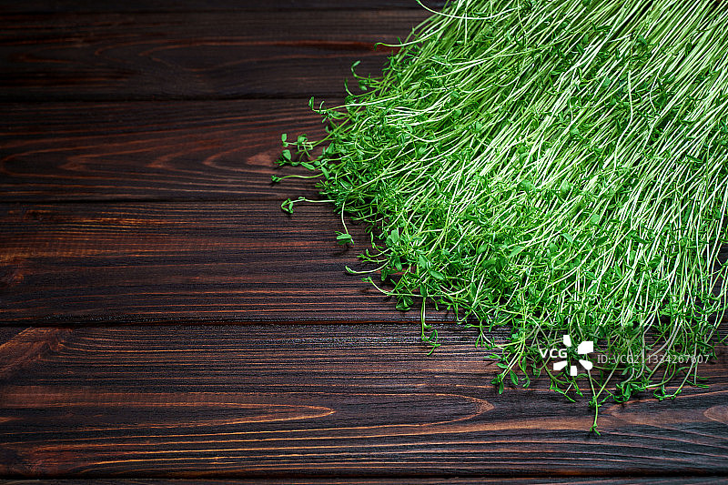 老木桌上的微型豌豆苗，纯素健康饮食图片素材