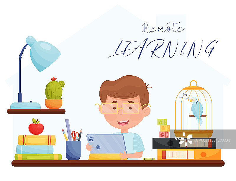 男孩在桌旁使用平板电脑上网图片素材