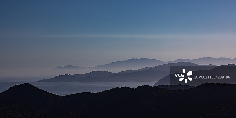 法国蒙蒂塞洛日落时分山脉剪影的风景图片素材