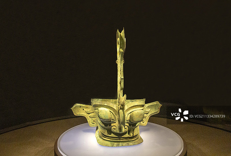 四川三星堆博物馆青铜戴冠纵目面具（1986二号祭祀坑出土）图片素材