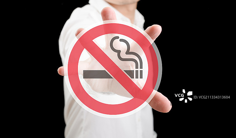 男性劝诫戒烟 禁止吸烟图片素材