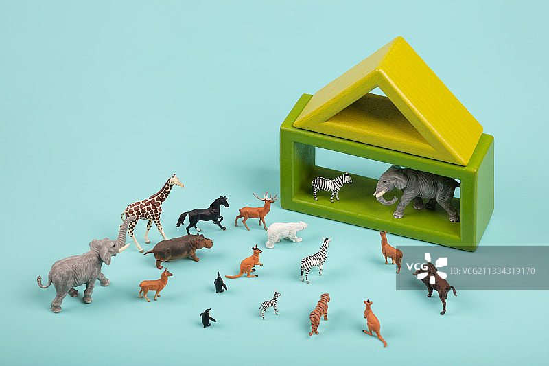 微缩创意保护野生动物迁徙进入一个积木房子图片素材