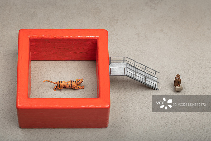 微缩创意投资者走向可能存在危险的陷阱图片素材