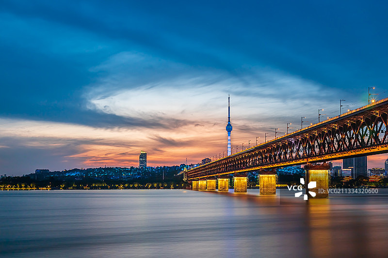 武汉长江大桥·风轻云淡图片素材