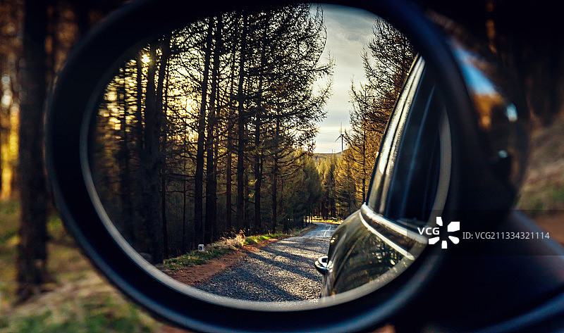 自驾窗外风景森林图片素材