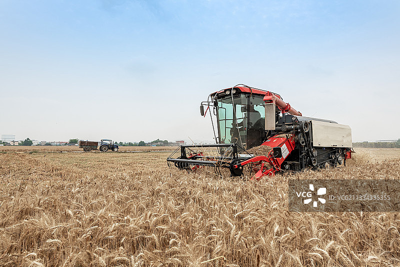 四川省广汉市麦田机械化作业图片素材