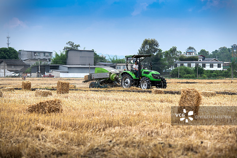 四川省广汉市麦田机械化作业图片素材