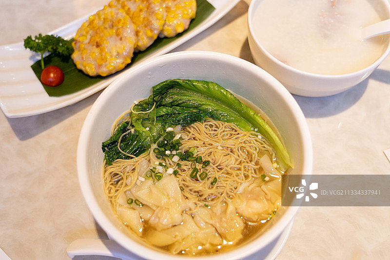 广东特色美食浓汤云吞面图片素材
