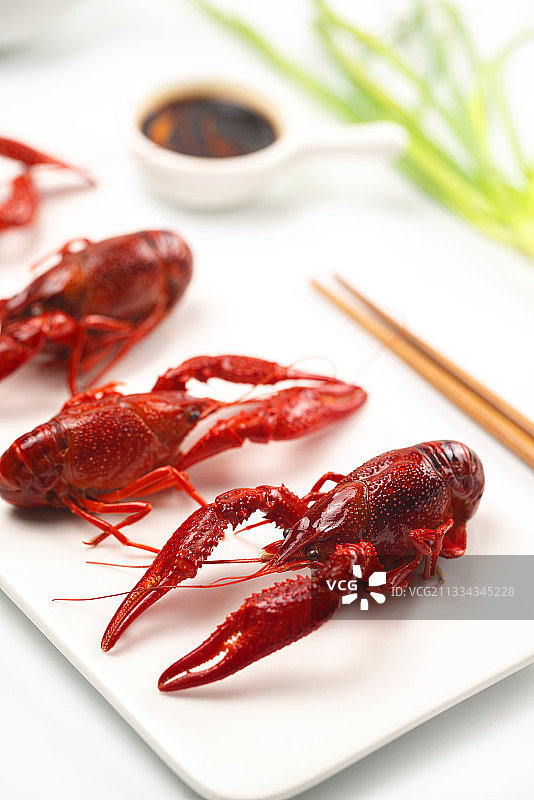 盘子上的小龙虾图片素材