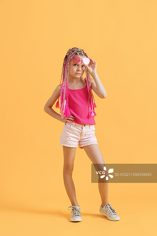 黄色背景下的辫子小女孩图片素材