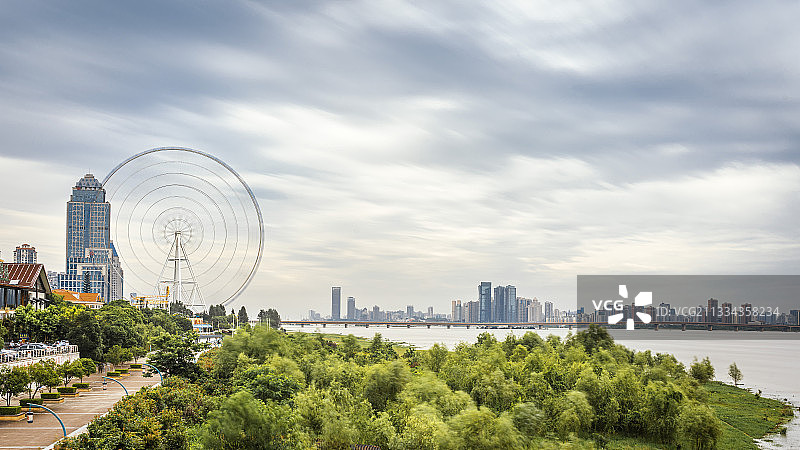 南昌之星摩天轮，长曝光，树林，赣江边，运动图片素材