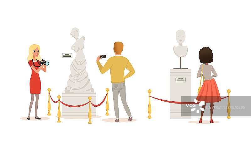 参观者在展览会上欣赏雕塑图片素材