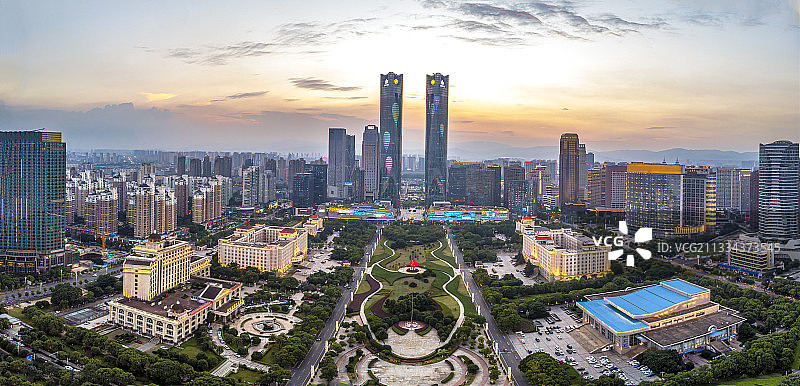 南昌地标，双子塔，城市日落图片素材