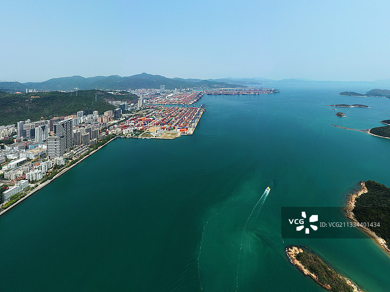 广东省深圳市盐田区壹海城中央公园和盐田港航拍图片素材