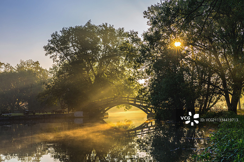 映日似浮尘图片素材