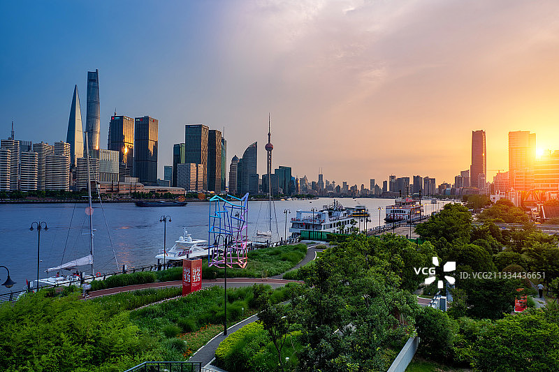 夏日傍晚，从杨浦区滨江绿地的高楼俯拍浦江两岸城市图片素材