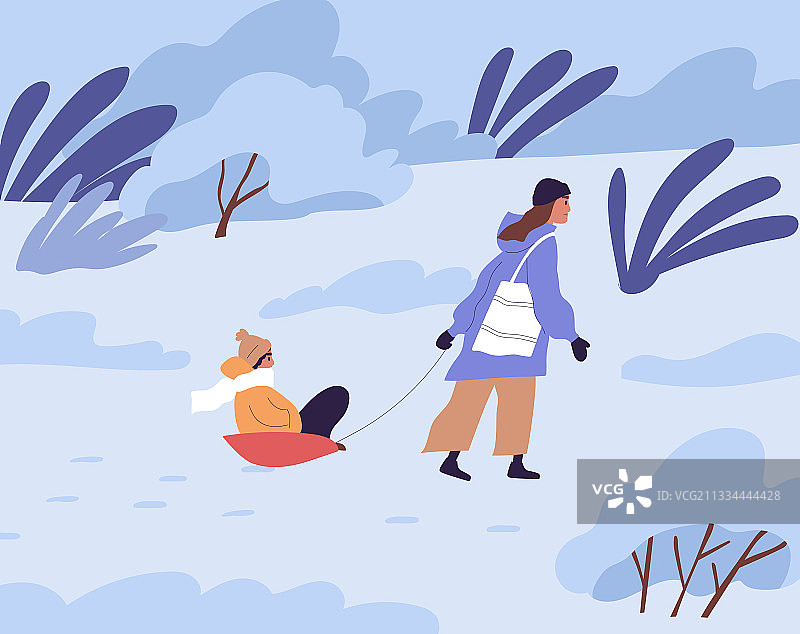 冬天公园里母亲拉着雪橇和孩子图片素材
