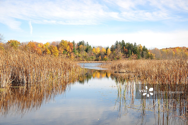 秋高气爽中的水天一色图片素材