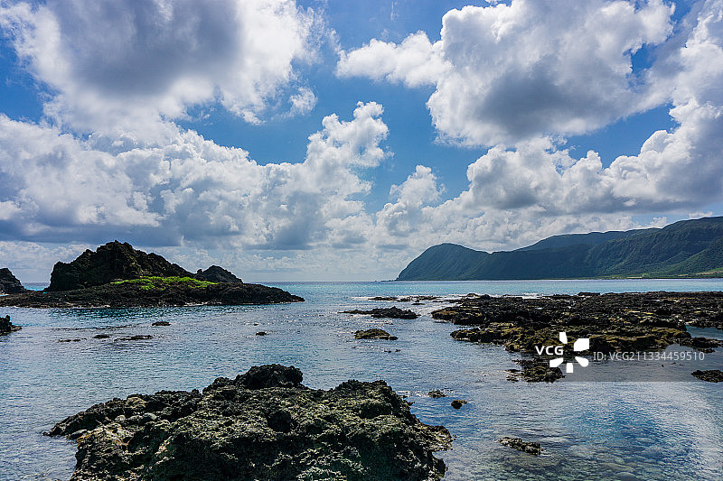 海岸的礁石与天空图片素材