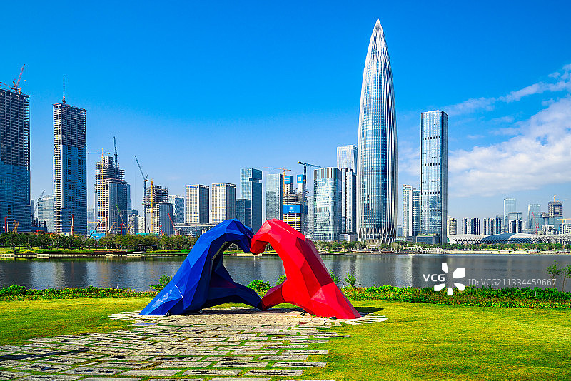 深圳人才公园的爱心雕塑与远处华润大厦图片素材