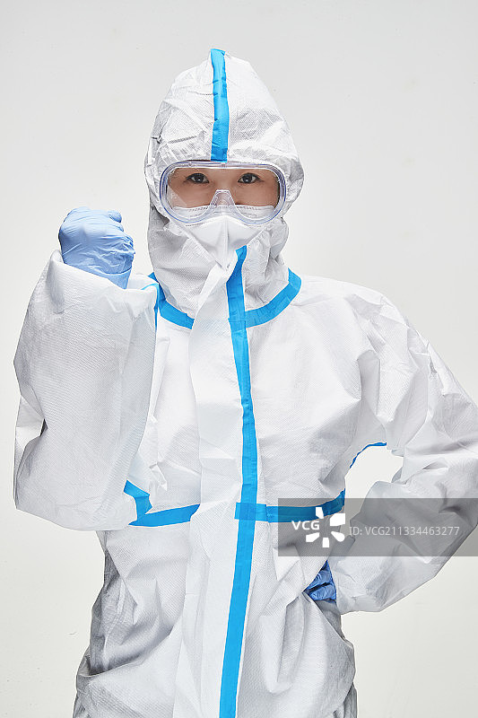 穿白色防护服佩戴护目镜口罩的女性医疗人员图片素材