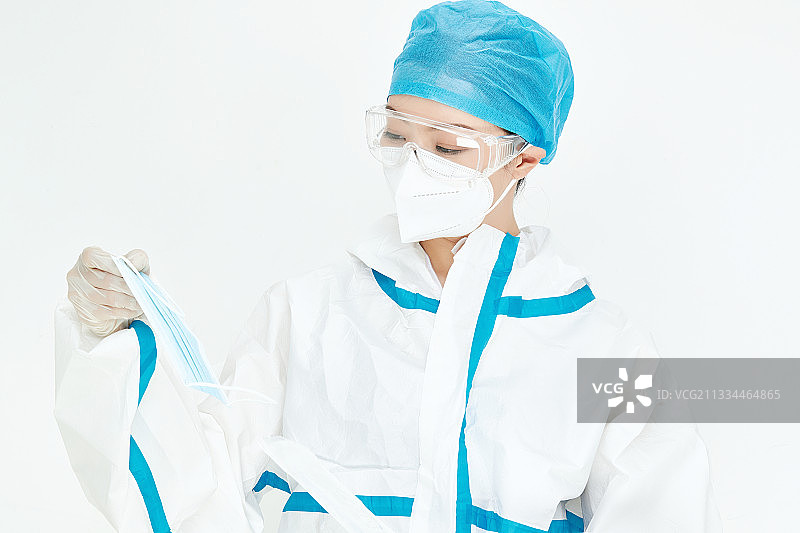 示范口罩佩戴重要性及正确性的防护医疗人员图片素材