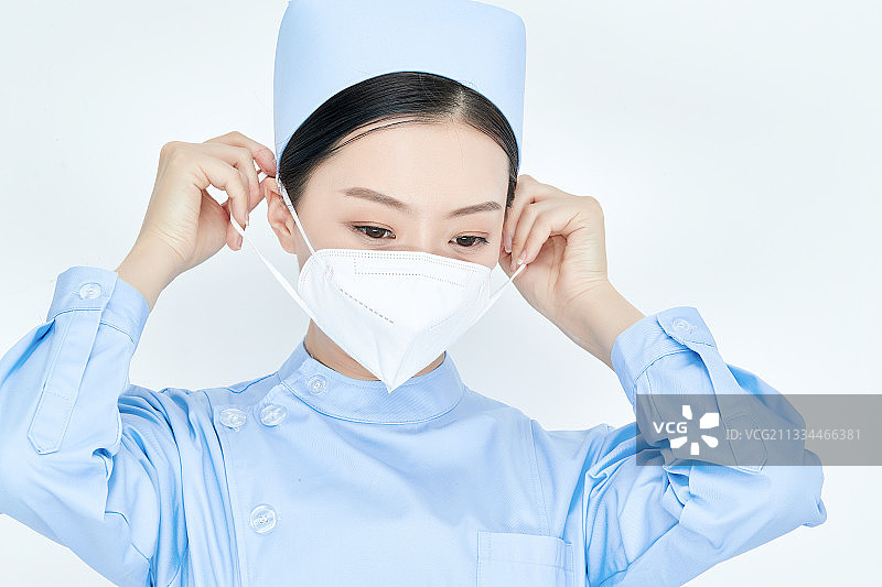 女性医护人员展示规范的口罩正确佩戴方式图片素材