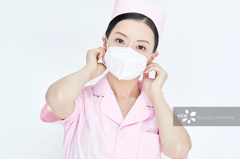 女性医护人员展示规范的口罩正确佩戴方式图片素材