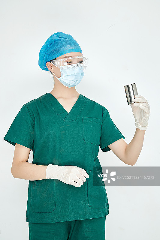 手持外科医疗手术器械箱的年轻女性医生图片素材